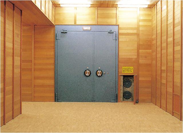 博物館庫(kù)門(mén)
